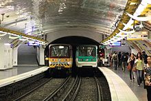 Station der Linie 10 mit Zügen der Baureihe MF 67, der linke wurde zum innerbetrieblichen Transportzug umgebaut und trägt als „Convoi d'Auteuil“ eine Sonderlackierung