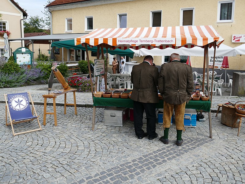 File:Ortsbildmesse Ternberg 2019 - Trattenbacher Taschenfeitel-Erzeugung (15).jpg