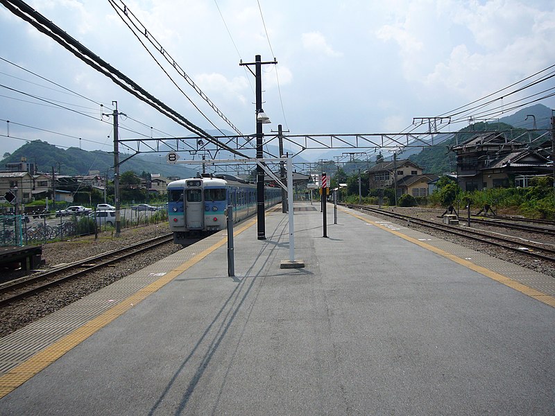 File:Otsuki Station platforms 4-5 20060813.jpg