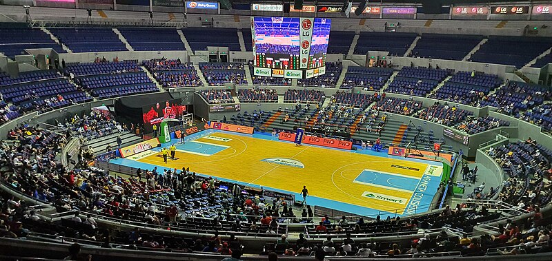 Plik:PBA 2021 - Araneta Coliseum - Barangay Ginebra San Miguel vs NorthPort Batang Pier.jpg