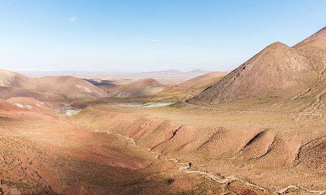 Типичный пейзаж чилийской пустыни Атакама. 50 км к северо-востоку от Каламы