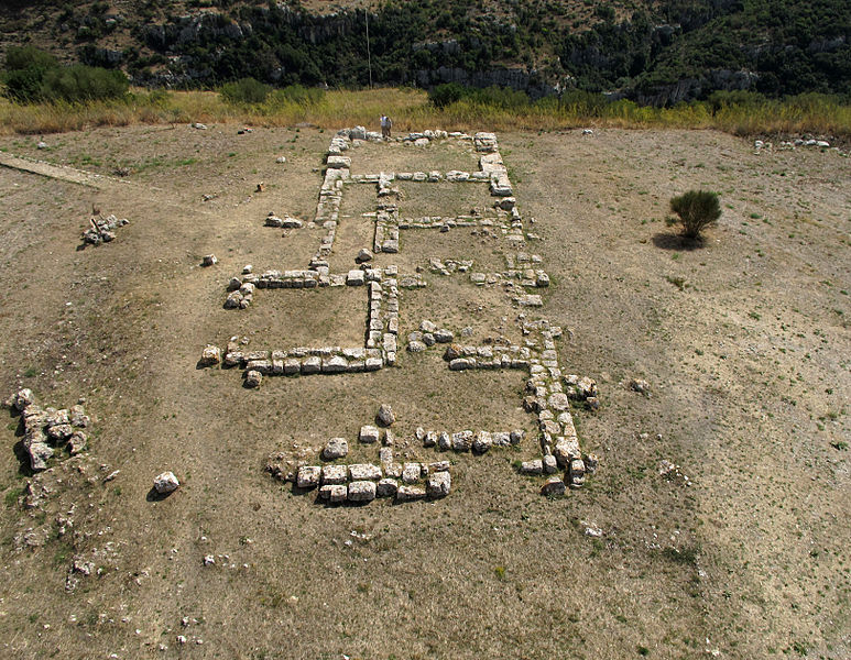 File:Pantalica Anaktoron aerial view.jpg