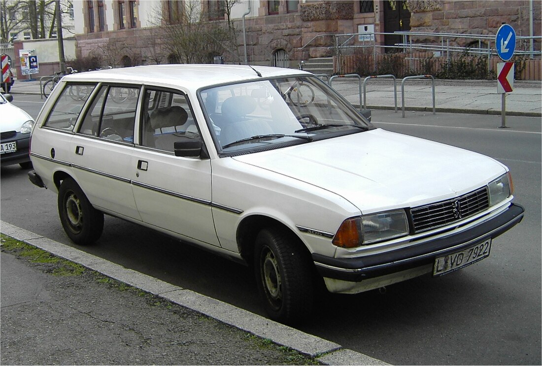 File:Peugeot305 VornRechts.jpg