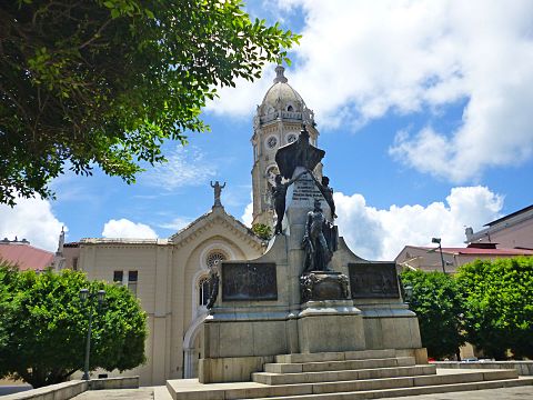Plaça Bolívar, amb el monument a Simón Bolívar i l'església Sant Felipe de Neri al fons
