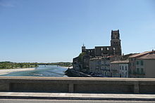 Pont-Saint-Esprit, l'église Saint-Saturnin vue depuis le pont Saint-Esprit.