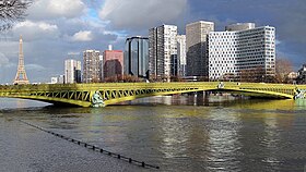 Pont Mirabeau durante a enchente do Sena em janeiro de 2018.