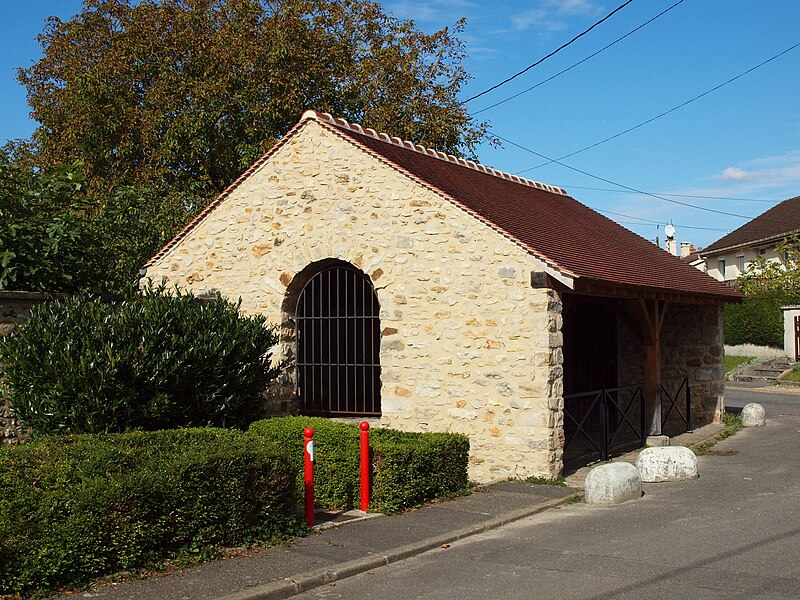 File:Pouilly-le-Fort-FR-77-lavoir-a1.jpg