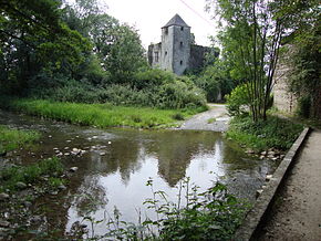 Précilhon (Pyr-Atl, Fr) le château se reflète dans l'Escou.JPG