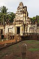 Gopura en grès sur base en latérite vu depuis l'extérieur de l'enceinte