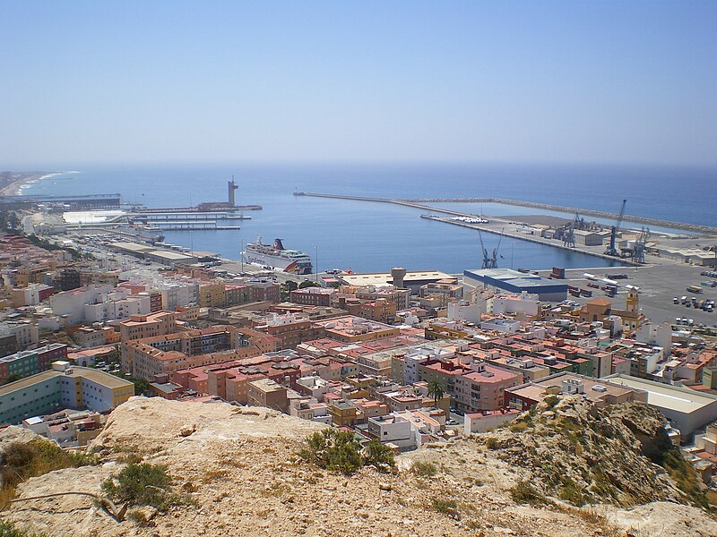 https://upload.wikimedia.org/wikipedia/commons/thumb/5/5e/Puerto_Comercial_(Almería).jpg/800px-Puerto_Comercial_(Almería).jpg