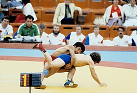 Ушкемпиров проводит приём против Павла Христова (Болгария) в финале ОИ 1980
