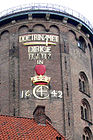 Kiveen veistetty teksti ja kruunu Rundetårnin yläosassa.