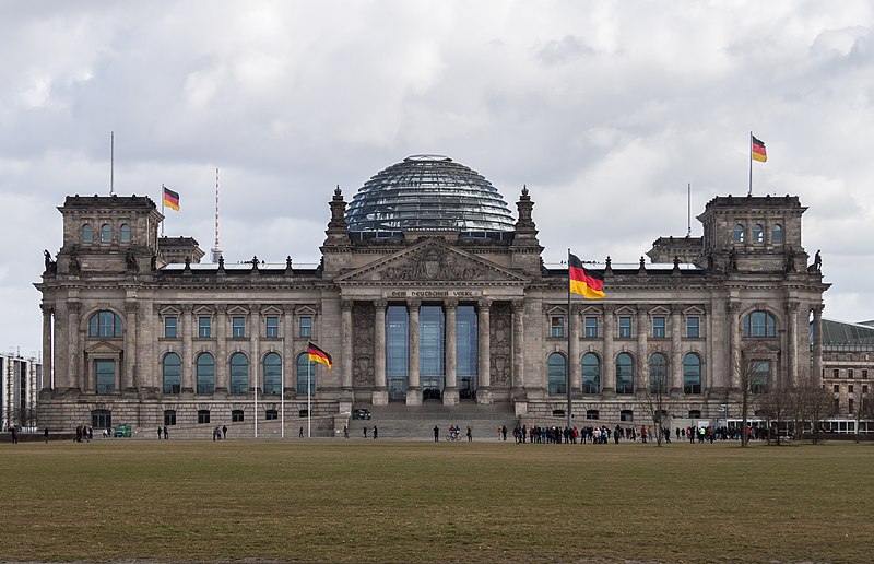 File:Reichstagsgebäude Westfassade.jpg