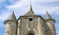 Le chevet fortifié de l'église surmonté d'une salle de refuge et au sommet, une bretèche qui permettait de jeter des pierres sur les assaillants éventuels et qui servait également de latrines.