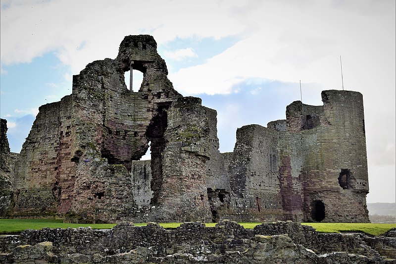 File:Rhuddlan Castle Forward Facing.jpg