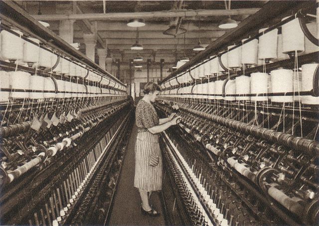 640px Ring spinning machine in the 1920s