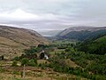 River Broom mit dem Lael Forest (rechts) und dem Loch Broom in der Ferne