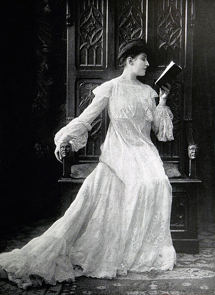 File:Robe d'intérieur par Redfern 1903 cropped.jpg