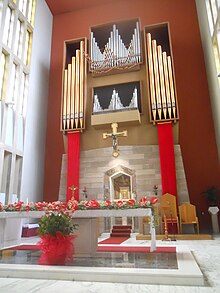 Altar and pipe organ Roma, chiesa di San Pio X - Altar maggiore.jpg