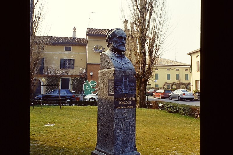 File:Roncole statua a Verdi.JPG