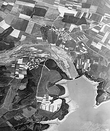 Luftbild der Royal Air Force zeigt den staumauernahen Seeteil mit der stark beschädigten Staumauer und einem überschwemmten Bereich im Möhnetal