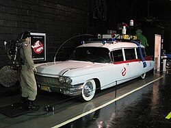 Автомобиль Cadillac Miller-Meteor 1959 года в символике фильма. Экспонат музея Rustys TV and Movie Car Museum в Джексоне (Теннесси)