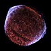 Image composite des restes de la supernova SN1006, situé à environ 7000 années-lumière de la Terre, réalisée par montage de différentes observations réalisées un peu plus de 1000 ans après l'explosion.