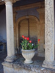 Pintu masuk gereja di Saint-Benin-des-Bois