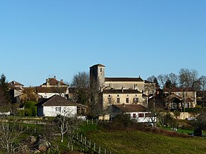 Le village de Saint-Maime-de-Péreyrol, avec en son centre l'église et son clocher.