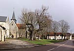 Sainte-Colombe-des-Bois - Plac Kościelny - 001.jpg