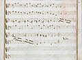 partitura manoscritta arricchita con colori sbiaditi rosso e verde sui bordi