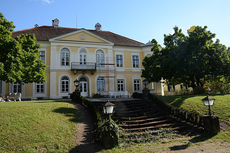 File:Schloss Batthyany.jpg