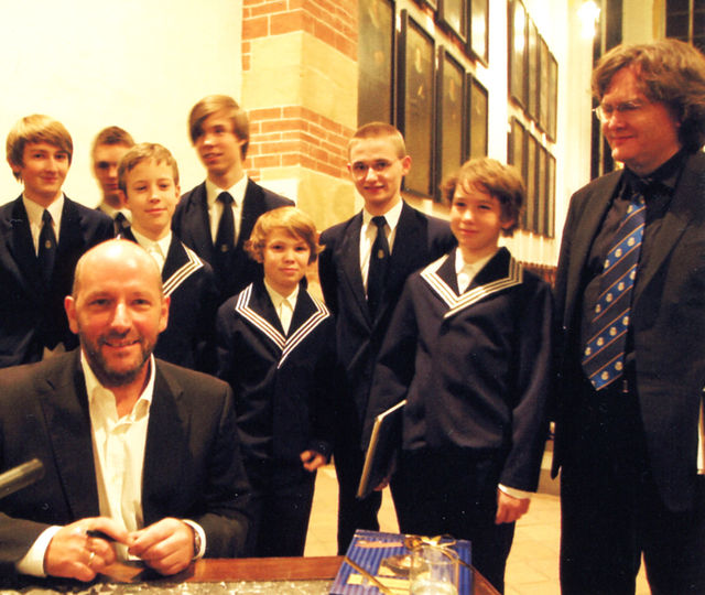 Biller (right) as conductor of the Thomanerchor with Robert Schneider at a reading at the Thomaskirche in 2008