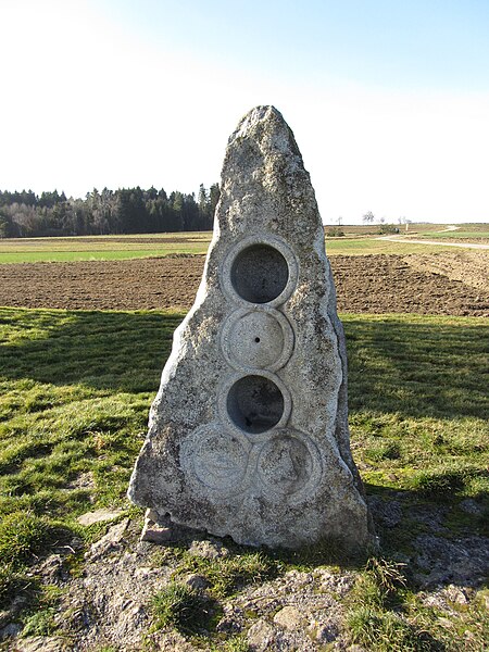 File:Schweiggers - Labyrinth- oder Summstein.jpg