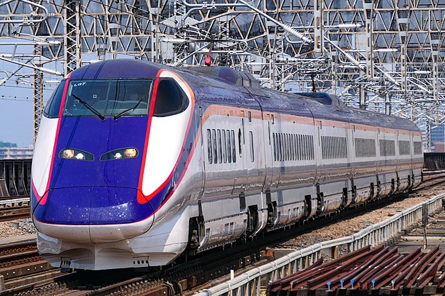A reliveried E3-2000 series set on a Tsubasa service, May 2022