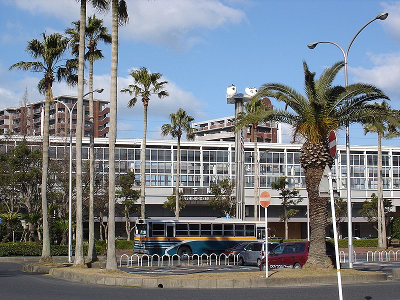 File:Shin-shimonoseki station (Shinkansen express).JPG