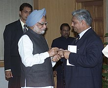 Shri Gulab Kothari Rajasthan Patrika menghadirkan cek ke Perdana Menteri, Dr. Manmohan Singh terhadap Perdana Menteri Nasional Dana Bantuan di New Delhi pada januari 29, 2005.jpg