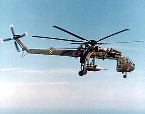 パラシュート爆弾を運ぶCH-54