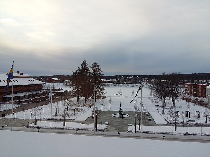 File:Skellefteå stadshus och stadspark.jpg