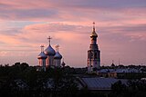 La cathédrale Sainte-Sophie et son clocher domine le centre de la ville de Vologda. Coucher de soleil.