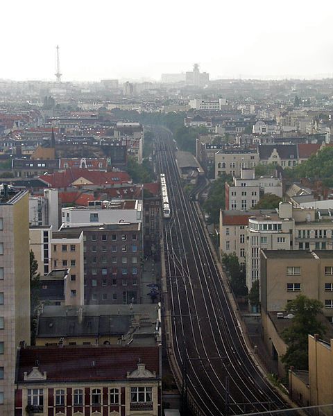 File:Stadtbahn-mit-S-Savignyplatz.jpg