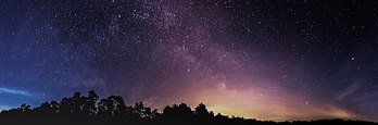 Vista de uma parte (~280°) de céu estrelado, perto da cidade de Brandemburgo no Havel, Alemanha. (definição 6 070 × 2 000)