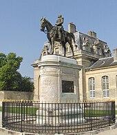 La statue équestre d'Henri d'Orléans dans l'hémicycle du duc d'Aumale, à proximité des Grandes Écuries.