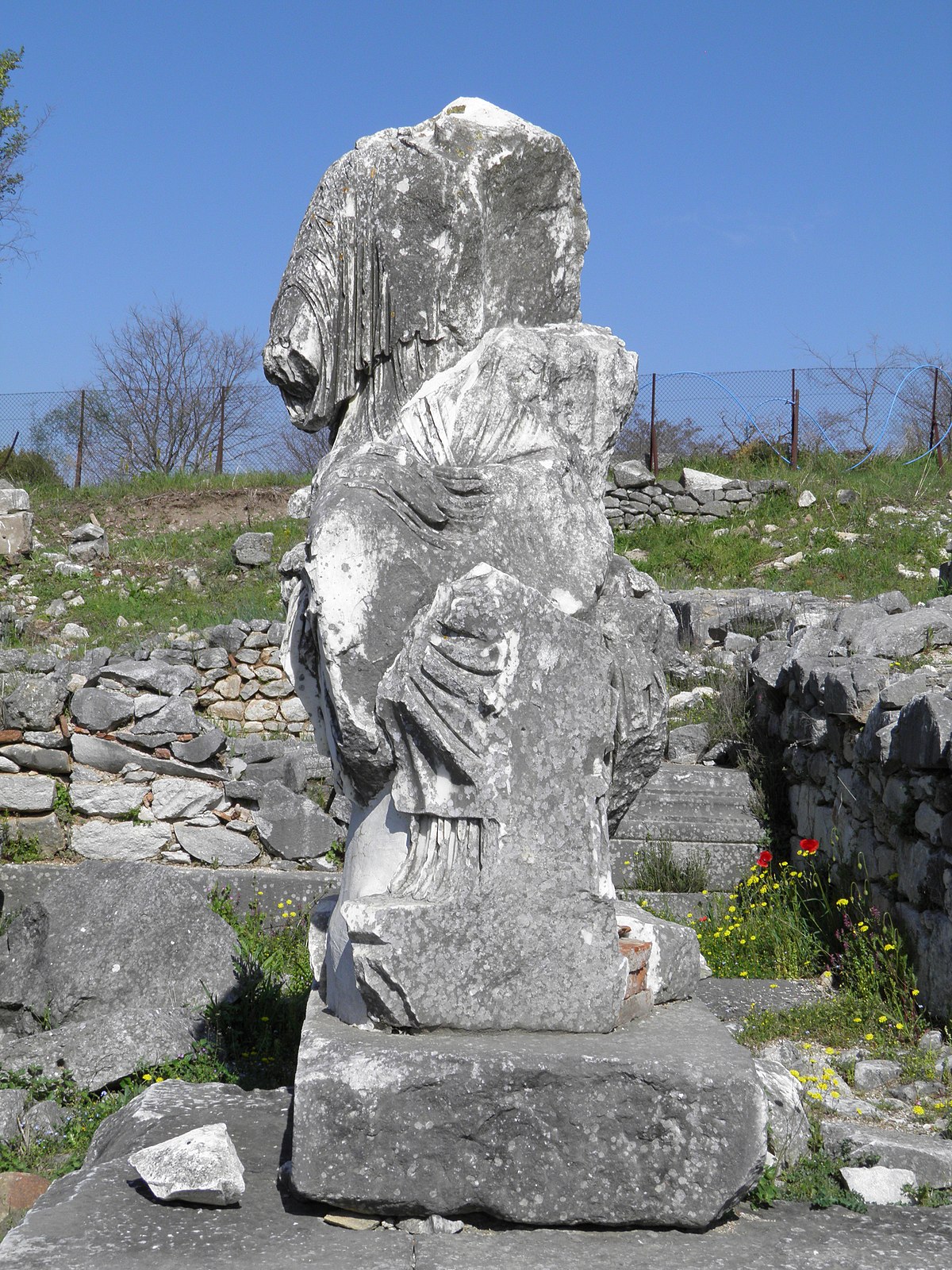 File:Statue in the Forum, Philippi (7272568116).jpg - Wikimedia Commons