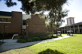 Lawn and building at Claremont Graduate University