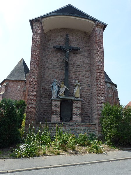 File:Steenbecque (Nord, Fr) église, calvaire au chevet.JPG