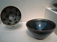 Teskåler i steintøy, 1100- til 1200-tallet. Venstre Jizhou, høyre Jian