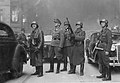 Le guide de la grande opération. Le général SS Jürgen Stroop est au centre, légèrement à gauche regardant en l’air ; Le Rottenführer SS à droite est peut-être Josef Blösche.