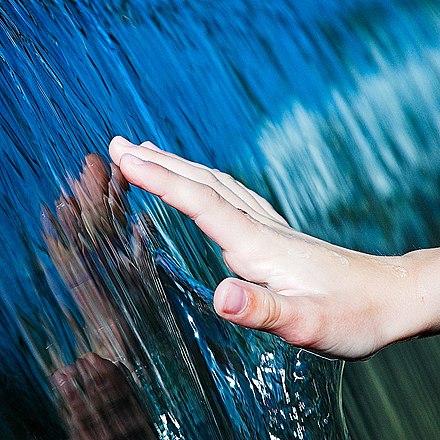 Молодые текущие. Вода в руках. Вода из ладоней. Рука касается воды. Рука прикосновение к воде.