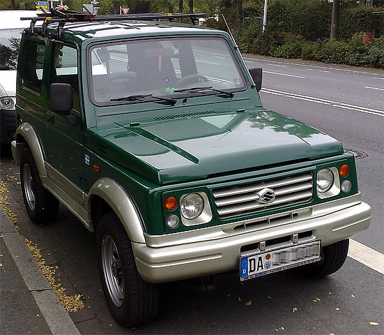 https://upload.wikimedia.org/wikipedia/commons/thumb/5/5e/Suzuki_Samurai.jpg/551px-Suzuki_Samurai.jpg